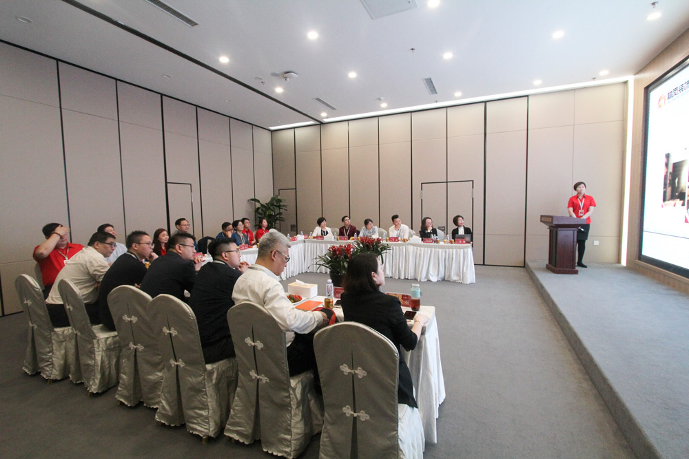 參觀團(tuán)來到會(huì)議室進(jìn)行座談